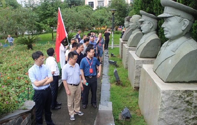采訪團(tuán)參觀銅鼓秋收起義閱兵廣場