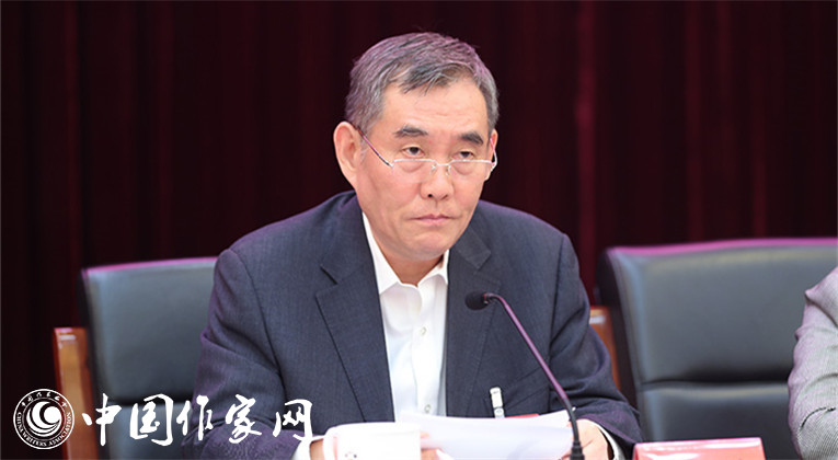 中國作協(xié)黨組書記、副主席錢小芊作報告