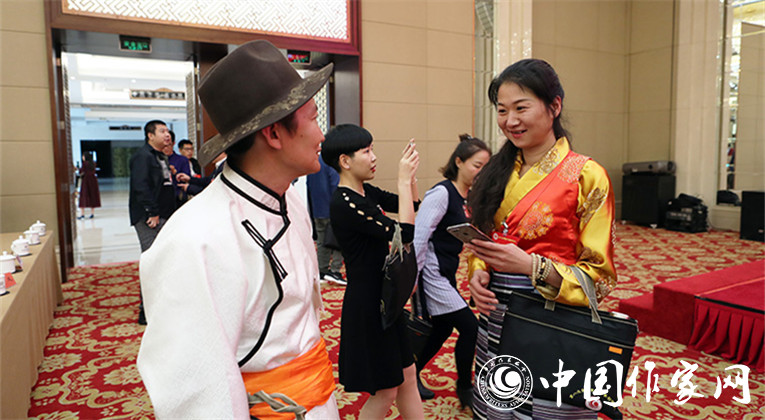 開幕式結束后，代表們合影留念