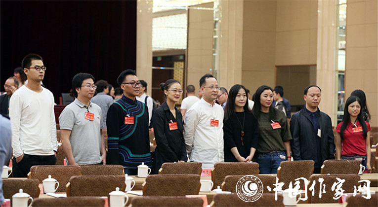 開幕式結束后，代表們合影留念