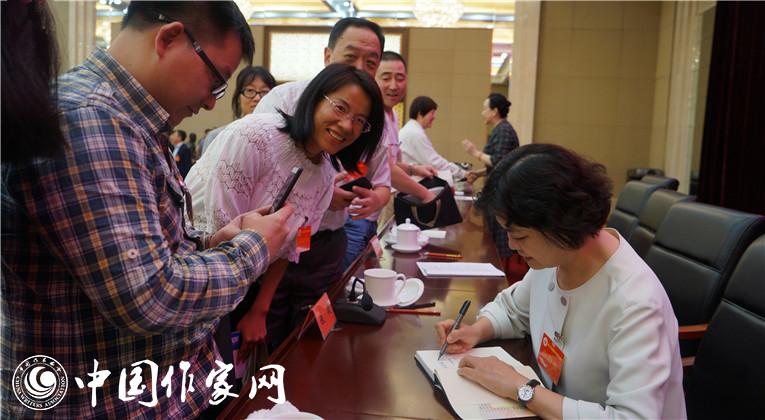 開幕式結束后，鐵凝為代表們簽名留念
