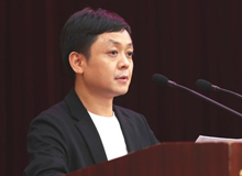 楊慶祥：這是一個人民的世紀　　時代從來不主動呈現(xiàn)其面容和形式。光榮屬于那些執(zhí)著探索和艱苦書寫的靈魂。[詳細]