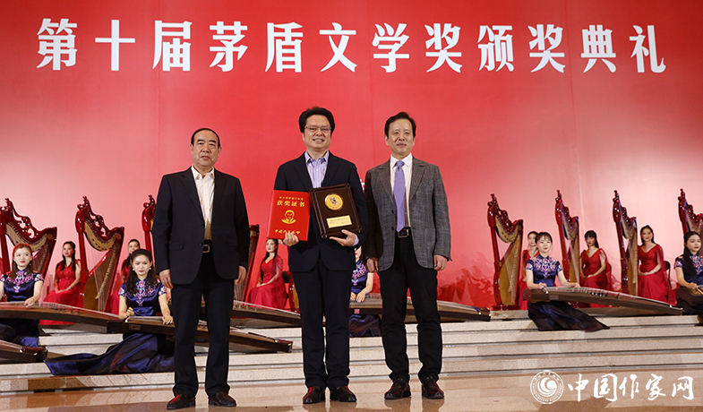 李敬澤、賈平凹為獲獎(jiǎng)作家陳彥頒獎(jiǎng)