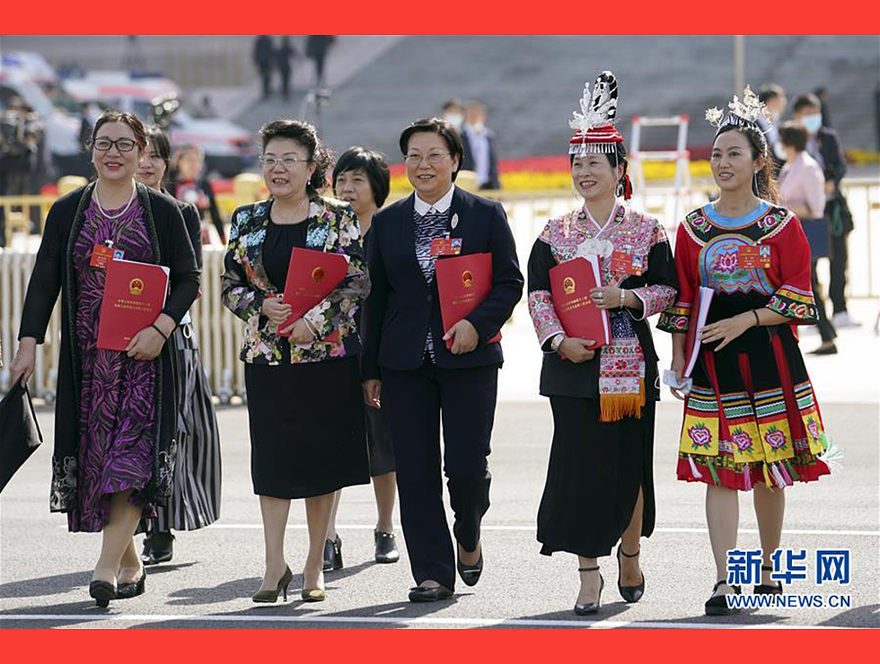 5月28日，十三屆全國人大三次會議在北京人民大會堂舉行閉幕會。閉幕會后，代表走出人民大會堂。