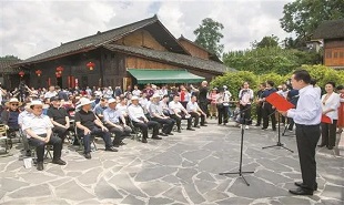 中國作家“深入生活 扎根人民”新時(shí)代文學(xué)實(shí)踐點(diǎn)授牌儀式在花垣縣雙龍鎮(zhèn)十八洞村精準(zhǔn)坪廣場舉行。