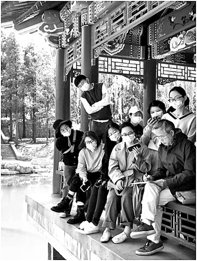 吳冠英（前排右一）在給學(xué)生上課。圖片由作者提供