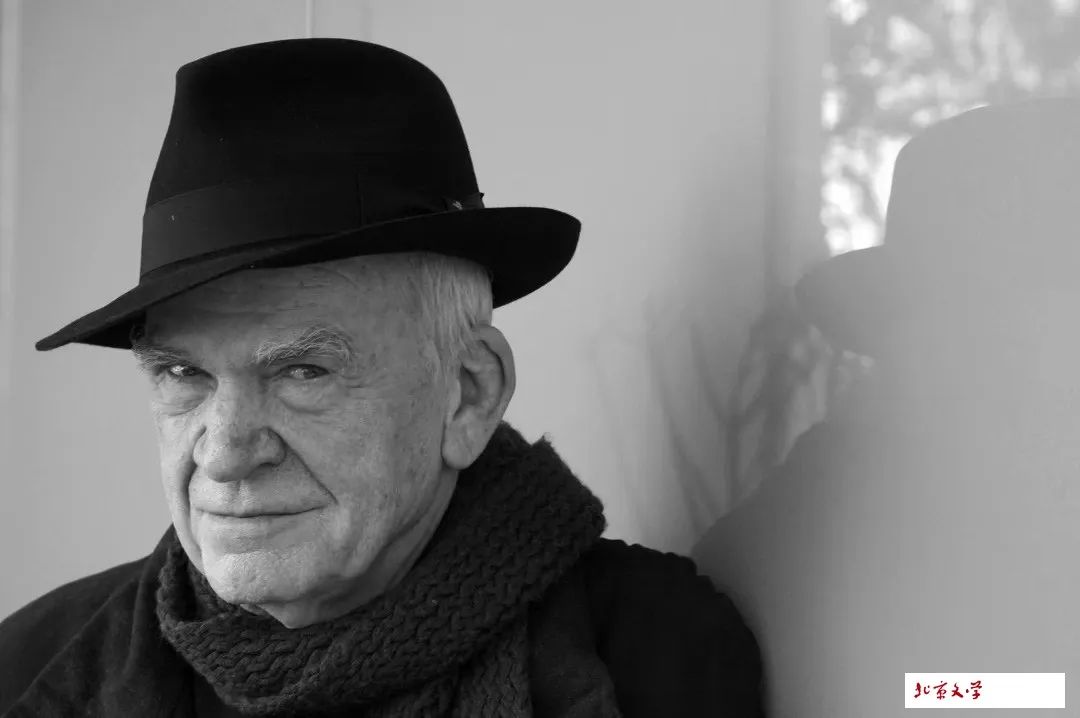 米蘭·昆德拉（捷克語：Milan Kundera，1929年4月1日—2023年7月12日）是捷克裔法國籍作家，出生于捷克斯洛伐克的布爾諾。1975年流亡法國，1981年歸化為法國公民。2019年重獲捷克公民身份。他在近年接受采訪的時候稱自己為法國作家，認(rèn)為自己的作品應(yīng)歸類為法國文學(xué)。其作品有長篇小說《玩笑》《生活在別處》《告別圓舞曲》《笑忘錄》《不能承受的生命之輕》和《不朽》，以及短篇小說集《好笑的愛》是以作者母語捷克文寫成。而他的長篇小說《慢》《身份》和《無知》，隨筆集《小說的藝術(shù)》《被背叛的遺囑》《帷幕》以及新作《相遇》則是以法文寫成?！堆趴撕退闹魅恕废底髡邞騽〈碜鳌?020年9月20日，獲得卡夫卡文學(xué)獎。