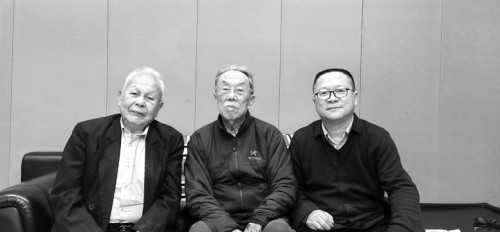  2022年1月，李少君和謝冕、王蒙兩位老師合影。      本版圖片均為受訪者供圖