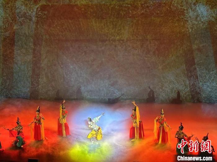 9月5日晚，音樂劇《飛天》中14首經(jīng)典唱段全新首演，采用聲光電技術(shù)，巧妙呈現(xiàn)敦煌文化元素。閆姣 攝