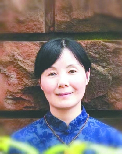 王蕓，中國作協(xié)會員，一級作家。生于湖北，現(xiàn)為南昌市文學(xué)藝術(shù)院專業(yè)作家。出版有長篇小說《對花》《江風(fēng)烈》，小說集《與孔雀說話》《薇薇安曾來過》《羽毛》，散文集《紙上萬物浮現(xiàn)如初》《此生》《穿越歷史的楚風(fēng)》《接近風(fēng)的深情表達(dá)》等。其作品曾獲得屈原文藝獎“優(yōu)秀人才獎”、湖北文學(xué)獎、冰心散文獎、林語堂小說獎等榮譽。