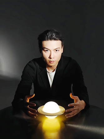 陳楸帆：作家，編劇，翻譯。中國作協(xié)科幻文學(xué)委員會副主任，代表作有《荒潮》《人生算法 》等