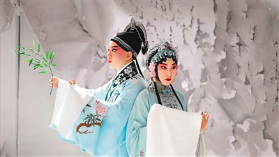 　劉小川（右）與搭檔表演昆曲《牡丹亭》。 　　受訪者供圖