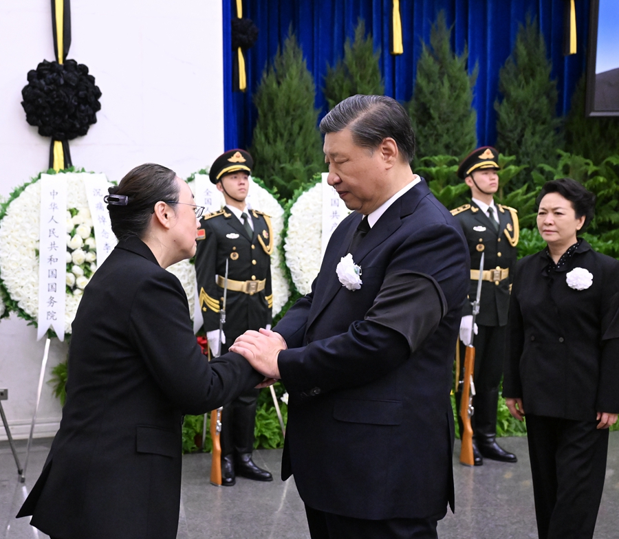 11月2日，李克強(qiáng)同志遺體在北京八寶山革命公墓火化。習(xí)近平、李強(qiáng)、趙樂際、王滬寧、蔡奇、丁薛祥、李希、韓正等前往八寶山送別，胡錦濤送花圈表示哀悼。這是習(xí)近平與李克強(qiáng)親屬握手，表示深切慰問。 新華社記者 謝環(huán)馳 攝