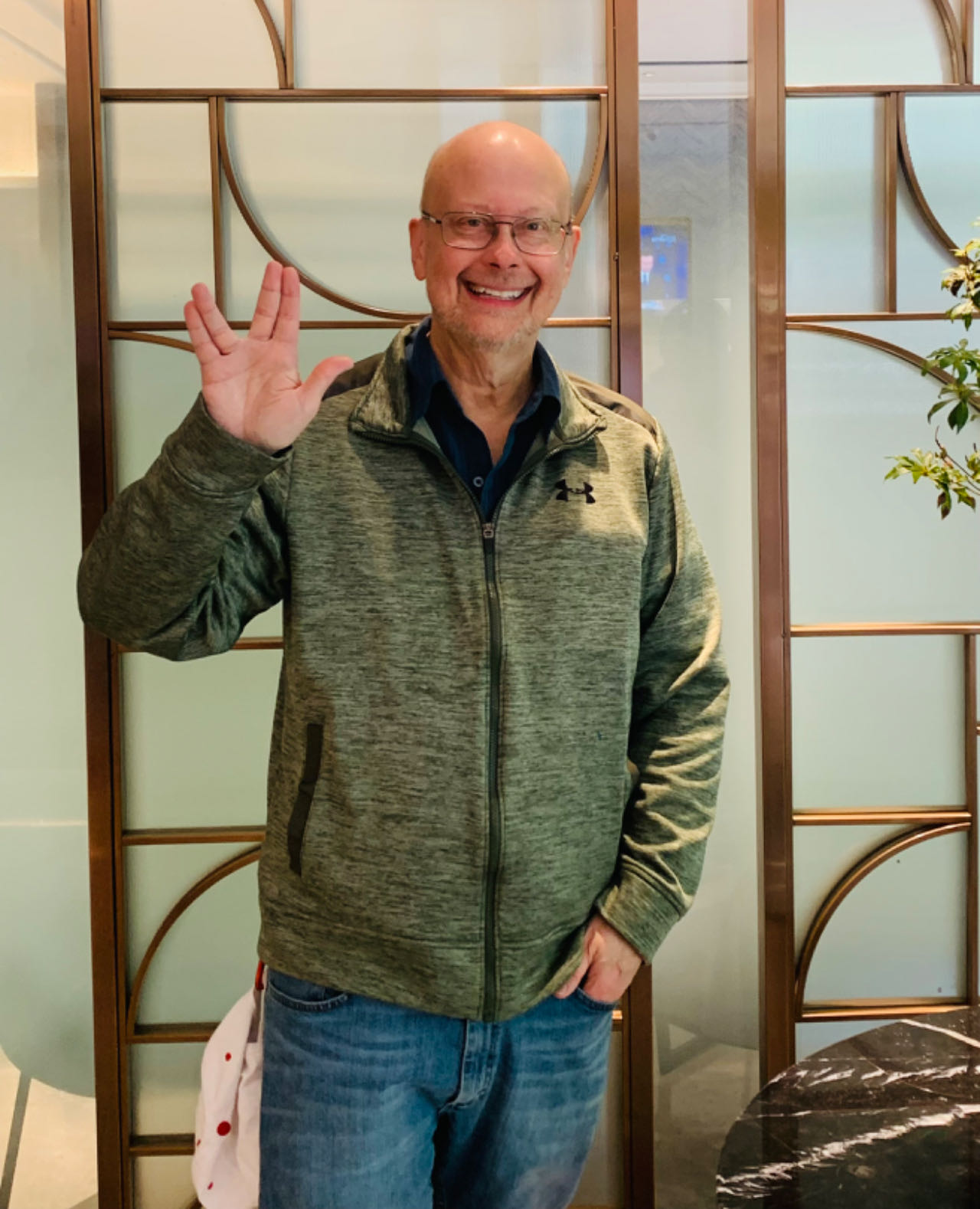 采訪后，羅伯特·索耶?dāng)[出了《星際迷航》中瓦肯人的見面禮手勢(shì)。程千千 攝