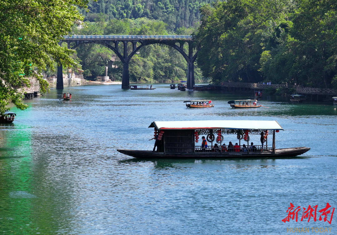 花垣縣邊城鎮(zhèn)，游客乘坐拉拉渡過河。