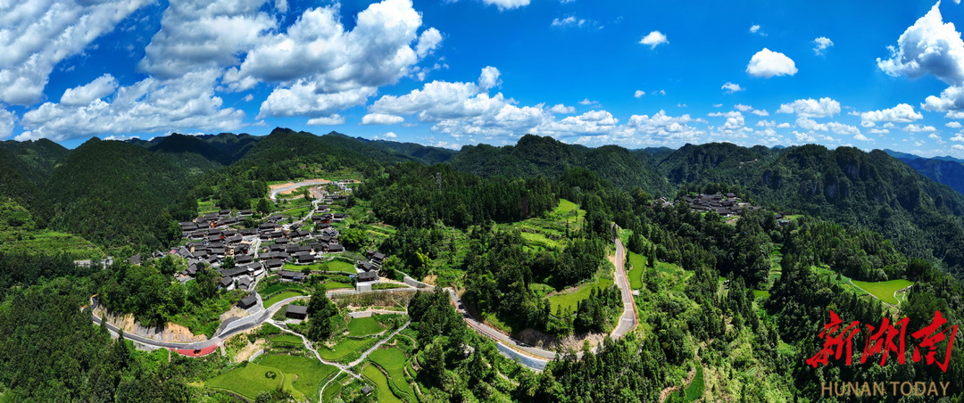 藍(lán)天白云下的花垣縣雙龍鎮(zhèn)十八洞村。