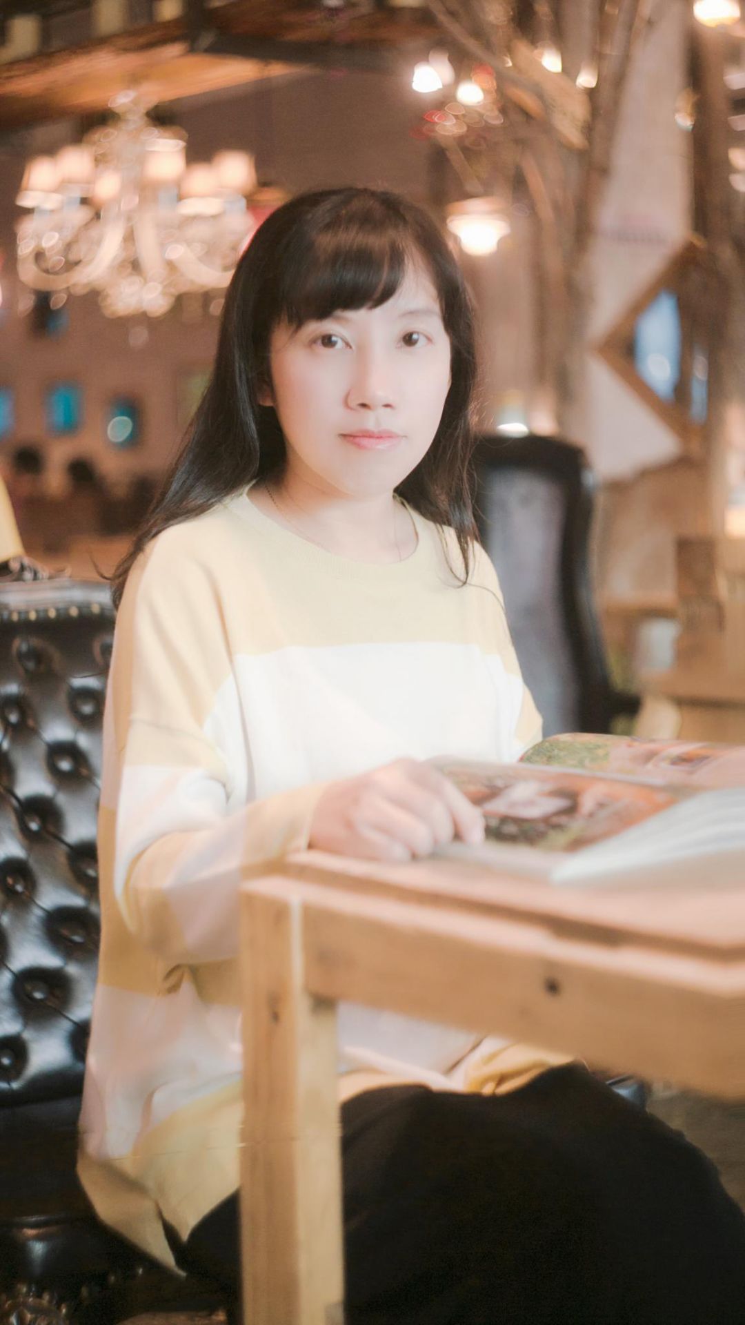 藤萍 廈門人，網(wǎng)絡文學作家。2000年考入中山大學法律系，同年以《鎖檀經》獲第一屆花雨“花與夢”全國浪漫小說征文大賽第一名，此后相繼出版多部作品。2018年《未亡日》獲“北京大學2017網(wǎng)絡文學年榜”女頻榜榜首。