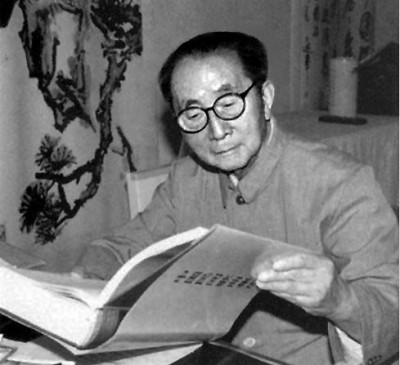 學(xué)人小傳  呂驥（1909—2002），湖南湘潭人，音樂理論家、作曲家、社會活動家。曾三次考入上海國立音樂專科學(xué)校，均因生活或政治原因輟學(xué)。1931年加入左翼劇聯(lián)，其后組織業(yè)余合唱團(tuán)，推動救亡歌詠運(yùn)動，發(fā)起成立歌曲研究會，培養(yǎng)了一批青年作曲家。1937年在北平、綏遠(yuǎn)等地開展抗日救亡歌詠活動，10月赴延安，任魯藝音樂系主任。1949年后任中央音樂學(xué)院黨委書記、副院長，中國音樂家協(xié)會第一、二、三屆主席（1949—1985）。1985年當(dāng)選為國際音樂理事會名譽(yù)會員。除音樂創(chuàng)作外，還進(jìn)行民族音樂的整理與理論研究，主要論著有《中國新音樂的展望》《中國民間音樂研究提綱》《〈樂記〉理論新探》《呂驥文選》等，編有《新音樂運(yùn)動論文集》。作者供圖