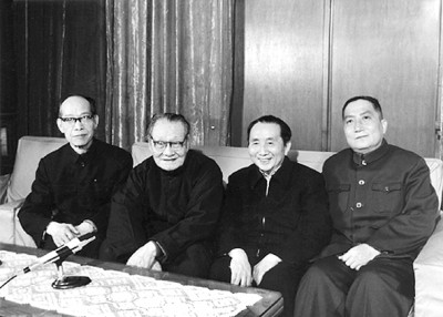 1987年，呂驥（右2）與文藝家鐘敬文（左2）、賈芝（左1）、羅揚(yáng)在一起。作者供圖