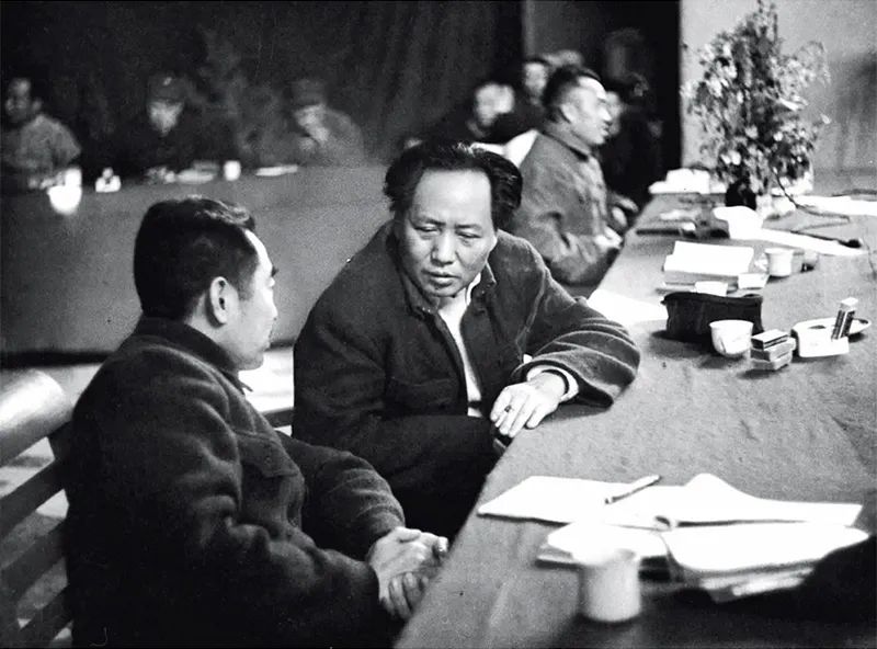 1945年召開的黨的七大，確立毛澤東思想為黨的指導(dǎo)思想，使全黨在思想上政治上組織上達(dá)到空前統(tǒng)一和團(tuán)結(jié)。圖為毛澤東、周恩來、朱德同志在七大主席臺(tái)上。 新華社發(fā)