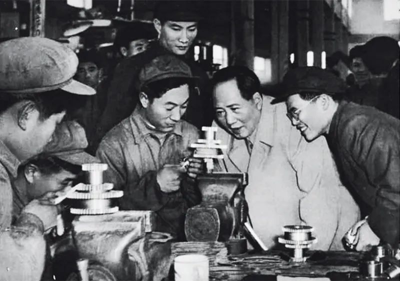 毛澤東同志作為中國(guó)現(xiàn)代化事業(yè)的開拓者，一生都在為中國(guó)這樣一個(gè)古老的東方大國(guó)實(shí)現(xiàn)現(xiàn)代化而上下求索，建立了不朽功勛。圖為1956年，毛澤東同志視察天津拖拉機(jī)廠（資料圖片）。