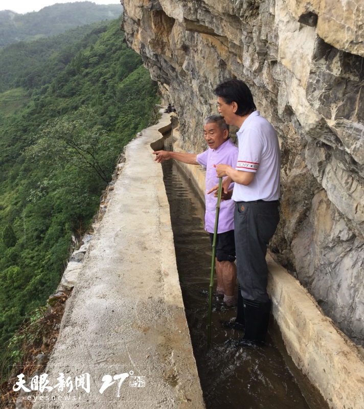 何建明（右）和黃大發(fā)（左）在“天渠”踏訪。受訪者供圖