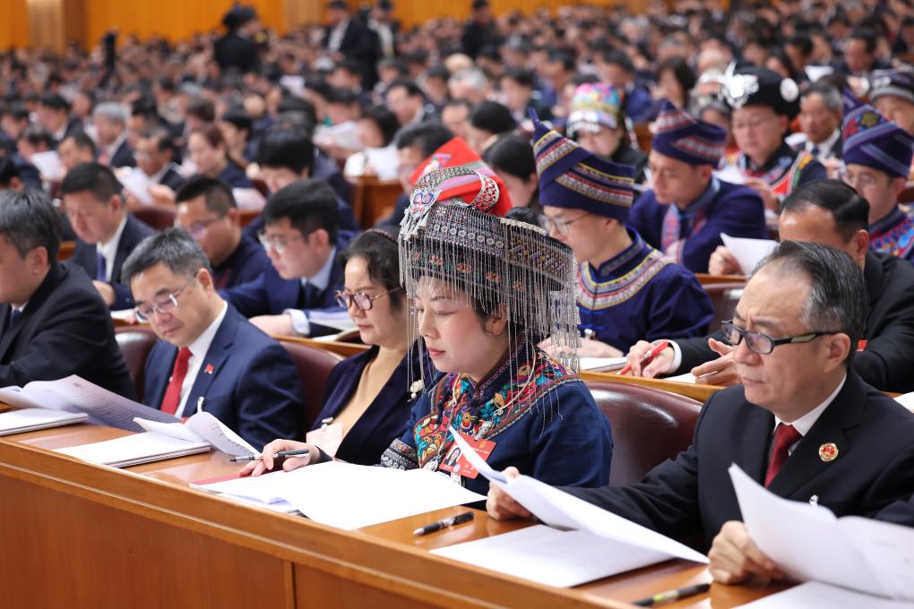 3月5日，第十四屆全國(guó)人民代表大會(huì)第二次會(huì)議在北京人民大會(huì)堂開(kāi)幕。這是代表們?cè)谡J(rèn)真聽(tīng)會(huì)。新華社記者 劉衛(wèi)兵 攝