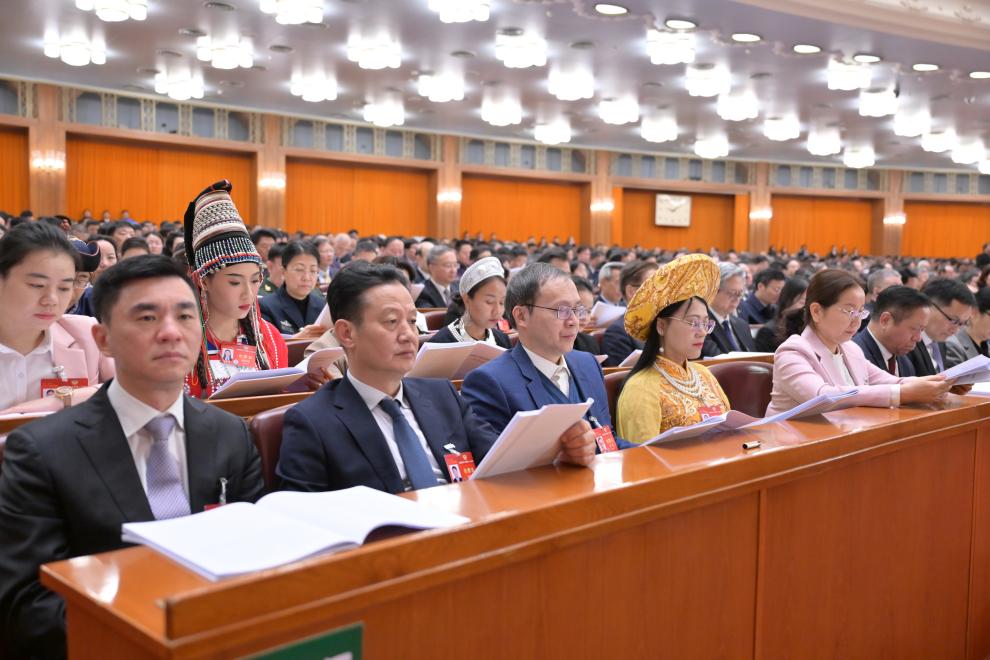 3月7日，全國(guó)政協(xié)十四屆二次會(huì)議在北京人民大會(huì)堂舉行第二次全體會(huì)議。這是委員們?cè)谡J(rèn)真聽(tīng)會(huì)。?新華社記者 高潔 攝