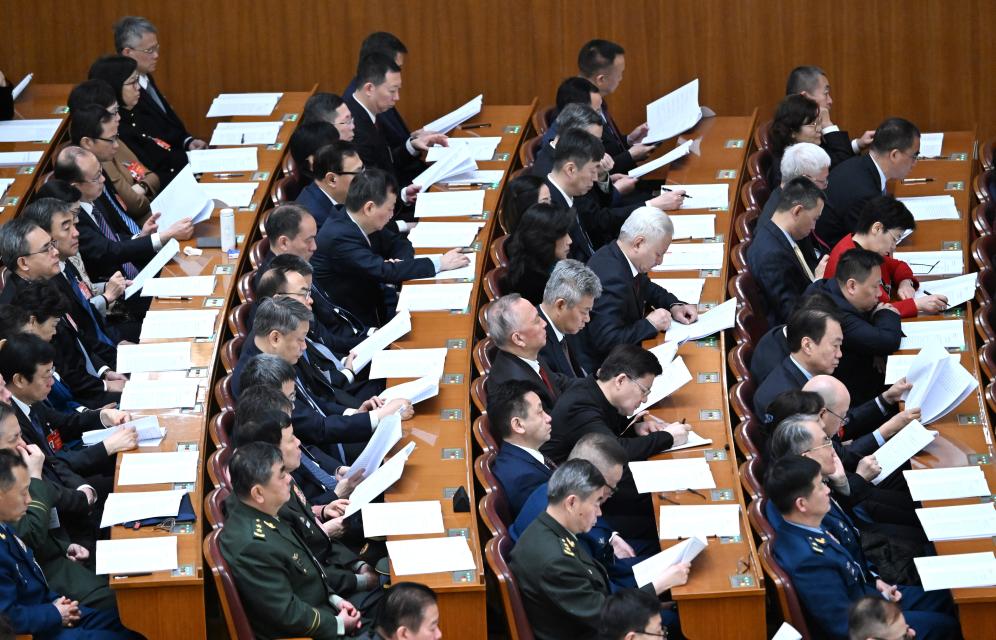 3月7日，全國(guó)政協(xié)十四屆二次會(huì)議在北京人民大會(huì)堂舉行第二次全體會(huì)議。這是委員們?cè)谡J(rèn)真聽(tīng)會(huì)。?新華社記者 陳曄華 攝