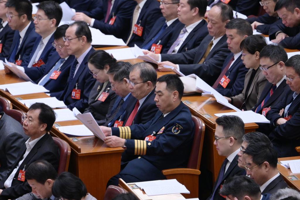3月7日，全國(guó)政協(xié)十四屆二次會(huì)議在北京人民大會(huì)堂舉行第二次全體會(huì)議。這是委員們?cè)谡J(rèn)真聽(tīng)會(huì)。?新華社記者 李賀 攝