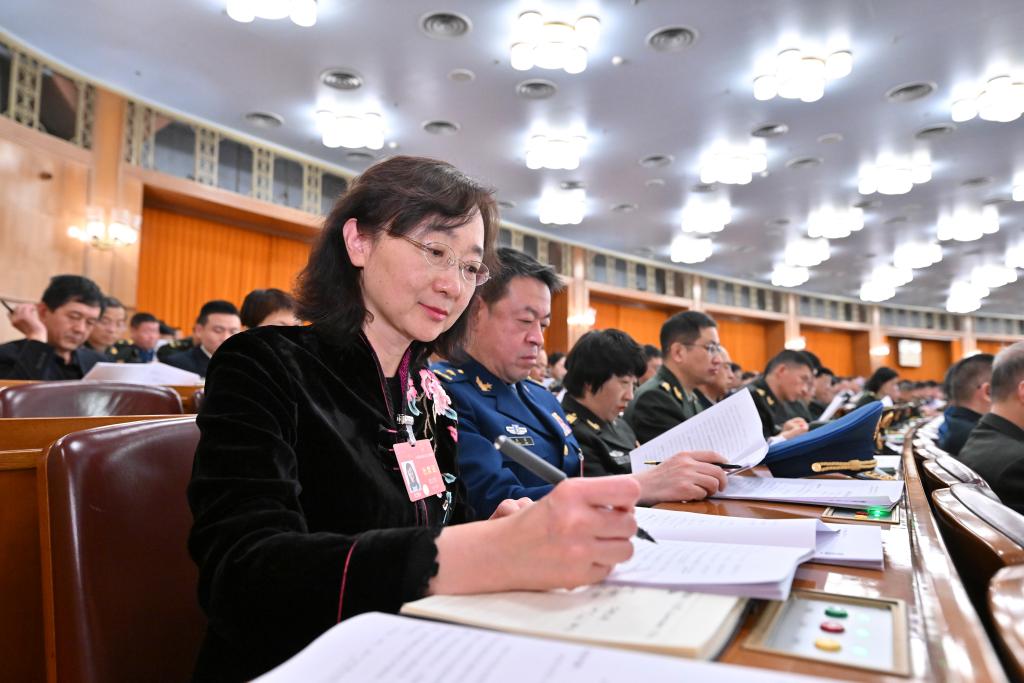 3月8日，十四屆全國人大二次會議在北京人民大會堂舉行第二次全體會議。這是代表們在認真聽會。新華社記者 岳月偉 攝
