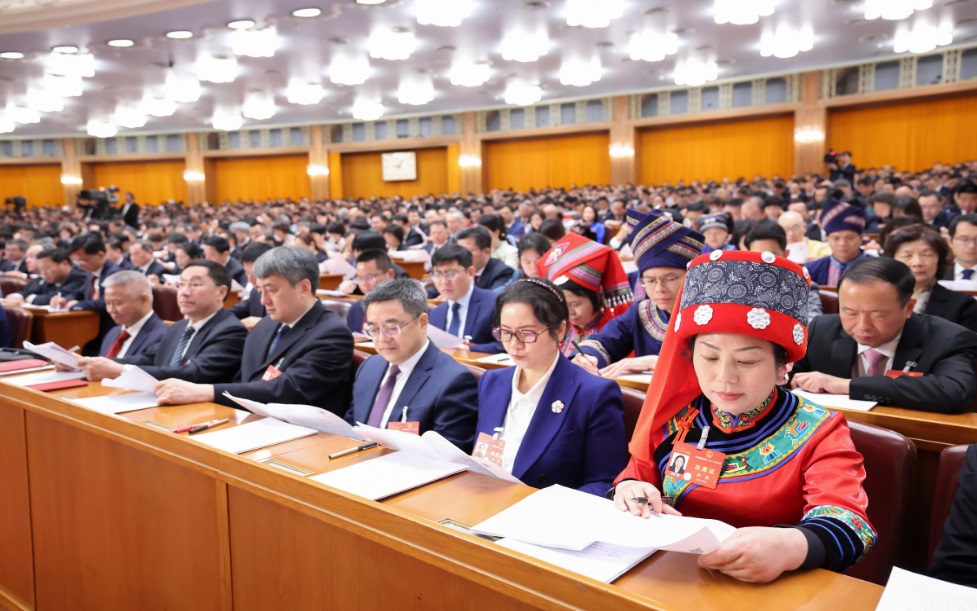 3月8日，十四屆全國(guó)人大二次會(huì)議在北京人民大會(huì)堂舉行第二次全體會(huì)議。這是代表們?cè)谡J(rèn)真聽(tīng)會(huì)。新華社記者 劉衛(wèi)兵 攝