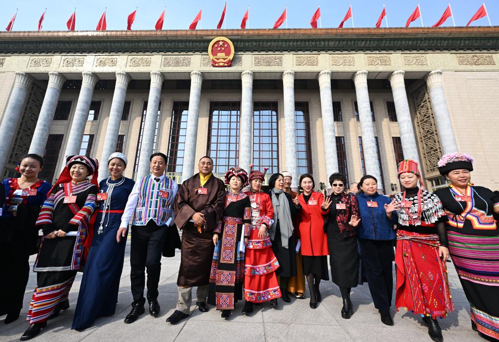 3月10日，中國人民政治協(xié)商會(huì)議第十四屆全國委員會(huì)第二次會(huì)議在北京人民大會(huì)堂舉行閉幕會(huì)。這是閉幕會(huì)后，委員們走出人民大會(huì)堂。新華社記者 陳曄華 攝