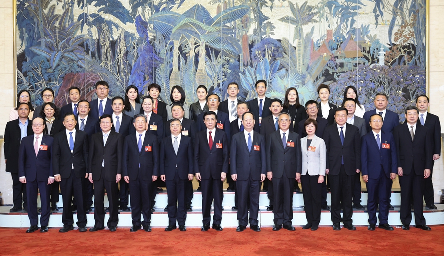 3月10日上午，中共中央政治局常委、全國(guó)政協(xié)主席王滬寧在北京人民大會(huì)堂看望參加全國(guó)政協(xié)十四屆二次會(huì)議宣傳報(bào)道的新聞工作者代表，代表全國(guó)政協(xié)向大家表示誠(chéng)摯慰問和衷心感謝。新華社記者 黃敬文 攝