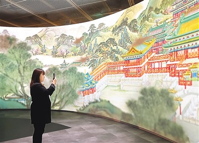 　“圓明園——清代皇家園居文化”特展以多媒體技術重現(xiàn)圓明園昔日風光。圖為觀展市民拍照留念。 　　本報記者 陳 然攝