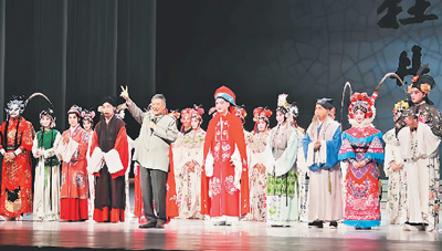 圖為演員在高雄演出謝幕時合影，白先勇對觀眾比出20周年的手勢。