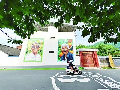 西安美院的師生在蔡家坡村繪制的壁畫。本報記者 于園媛攝/光明圖片