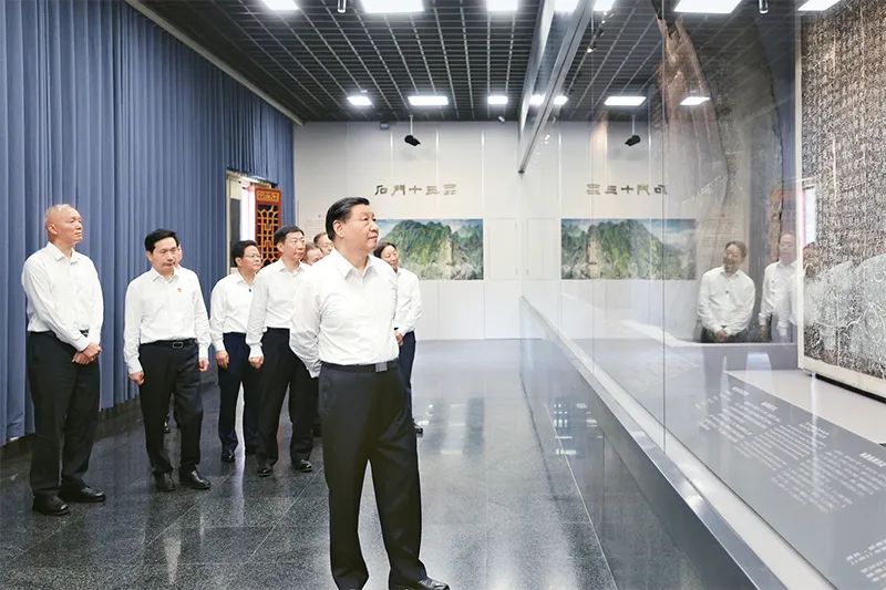 2023年7月29日，中共中央總書記、國(guó)家主席、中央軍委主席習(xí)近平在四川考察結(jié)束返京途中，來到陜西省漢中市考察。這是習(xí)近平參觀漢中市博物館有關(guān)歷史文物展陳。 新華社記者 鞠鵬/攝