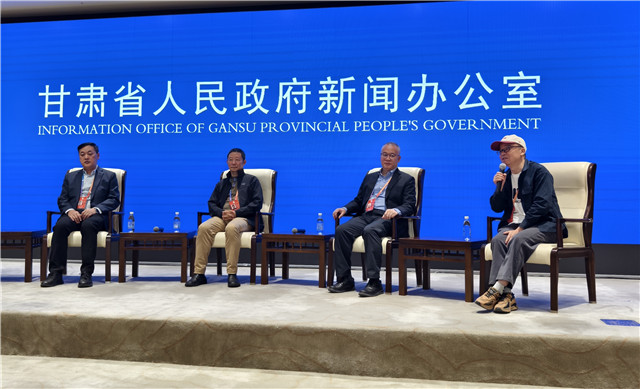 中山大學(xué)博導(dǎo)、教授，中國(guó)頂尖文學(xué)評(píng)論家謝有順，浙江文藝出版社常務(wù)副社長(zhǎng)，翻譯家曹元勇，北師大教授，詩(shī)人歐陽(yáng)江河，魯迅文學(xué)獎(jiǎng)獲得者、甘肅文聯(lián)副主席、作協(xié)主席葉舟回答記者提問(wèn)（攝影 澎湃新聞?dòng)浾?夏奕寧）