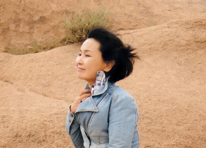 朵日娜，蒙古族，1971年生，內(nèi)蒙古赤峰市克什克騰旗人。內(nèi)蒙古赤峰市民族事務(wù)委員會副譯審，內(nèi)蒙古自治區(qū)翻譯家協(xié)會副主席。出版譯著《阿拉善風(fēng)云》（又名《遙遠(yuǎn)的大漠》）《斷裂》《飲馬井》《我給記憶命名》等。曾獲《民族文學(xué)》獎，內(nèi)蒙古自治區(qū)索龍嘎文學(xué)獎等。