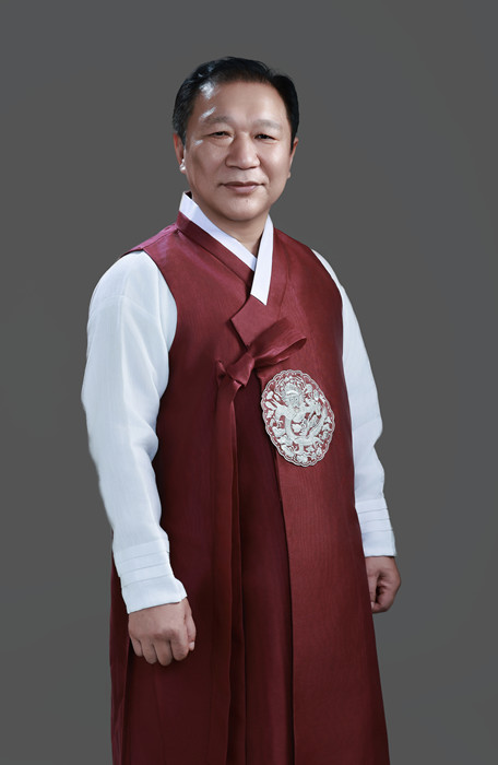 金榮健，朝鮮族，1963年生。曾任延邊人民出版社《文化時代》編輯部主編。出版詩集《晨山問候》《至水微瀾》《留在空位置的理由》等。曾獲吉林省長白山文藝獎、吉林省電視丹頂鶴獎最優(yōu)秀導演獎、全國少數(shù)民族廣播電視節(jié)目最優(yōu)秀導演獎等，被評為全國百佳電視藝術工作者。編劇及總策劃的舞劇《阿里郎花》獲中國少數(shù)民族舞蹈大賽金獎。