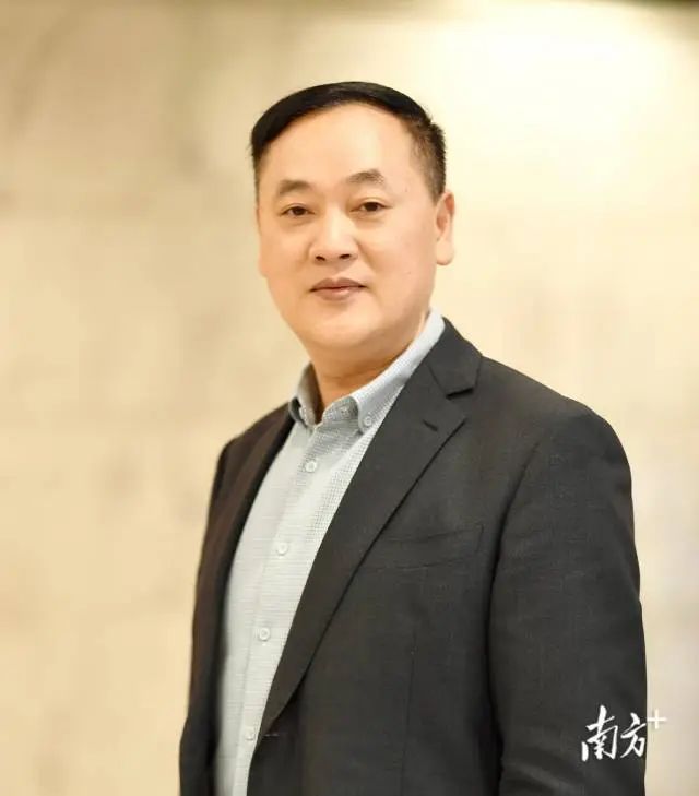 謝有順，男，漢族，1972年7月生，福建長汀人。先后畢業(yè)于福建師大和復(fù)旦大學(xué)中文系，獲文學(xué)博士學(xué)位。曾任廣東省作家協(xié)會創(chuàng)作研究部副主任、一級作家，2006年起任中山大學(xué)中文系教授、博士生導(dǎo)師。  先后入選中宣部文化名家暨“四個一批”人才、國務(wù)院特殊津貼專家、教育部“長江學(xué)者”特聘教授等。兼任中國作家協(xié)會文學(xué)理論批評委員會副主任、中國小說學(xué)會副會長。  主要從事中國當(dāng)代文學(xué)和文化研究。在《文學(xué)評論》等刊發(fā)表學(xué)術(shù)論文三百多篇，其中十幾篇論文被《新華文摘》全文轉(zhuǎn)載。著有《成為小說家》《散文中的心事》《文學(xué)的深意》等著作二十幾部，主編《中國當(dāng)代作家論》等叢書多套。主持多個國家社科基金項目。曾獲馮牧文學(xué)獎、中國文聯(lián)“啄木鳥杯”優(yōu)秀論著獎、莊重文文學(xué)獎等多個獎項。