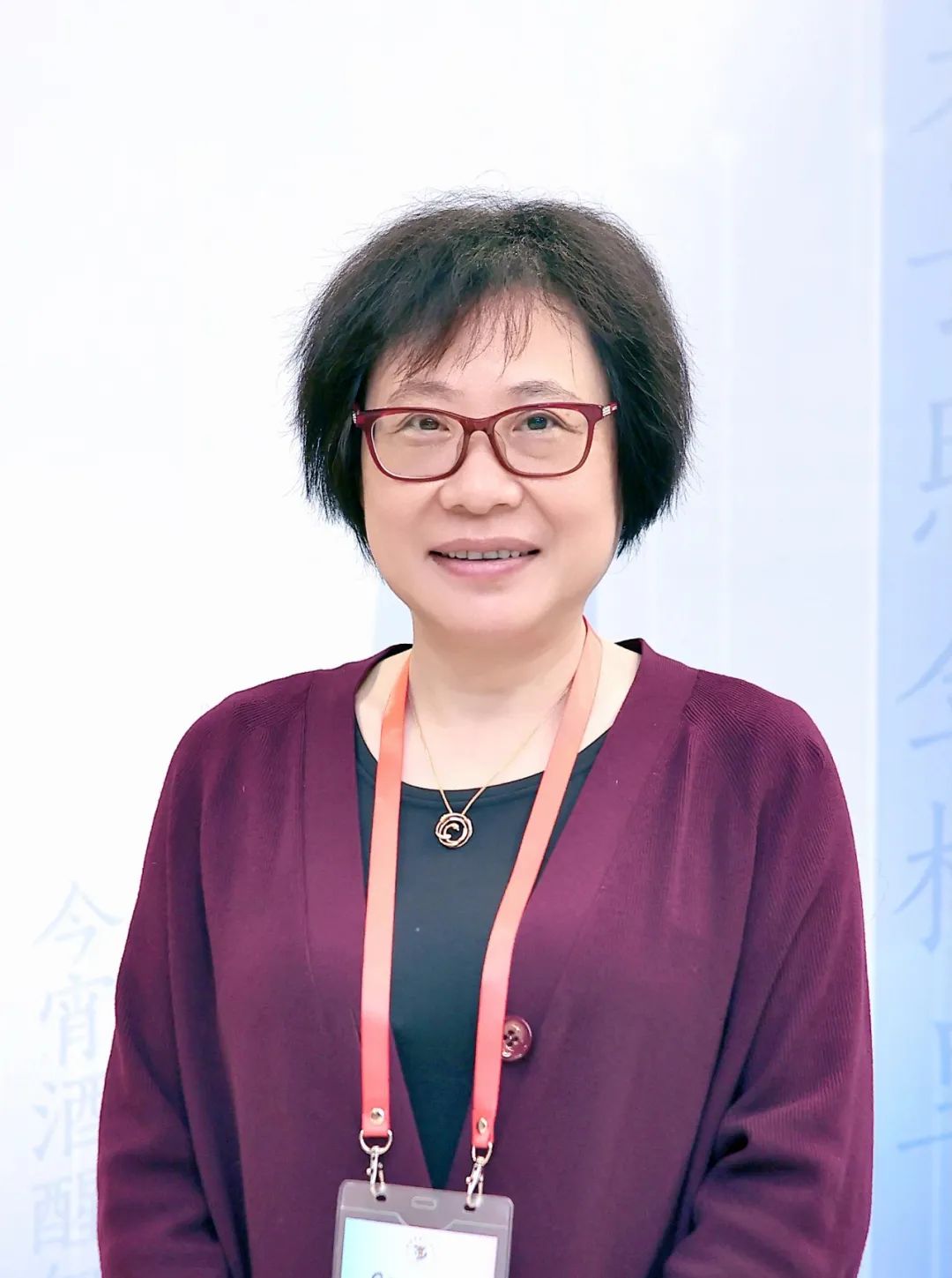 榮榮，本名褚佩榮，生于1964年，出版過多部詩集及散文隨筆集，參加過《詩刊》社第十屆青春詩會，曾獲《詩刊》《詩歌月刊》《人民文學》《北京文學》等刊物年度詩歌獎、中國作家出版集團優(yōu)秀作家貢獻獎、首屆徐志摩青年詩人獎、第二屆中國女性文學獎、劉章詩歌獎、十月文學獎、全國第四屆魯迅文學獎等。