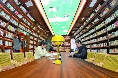 讀者在江西宜春市獅子山公園城市書房內(nèi)閱讀學(xué)習(xí)。新華社發(fā)