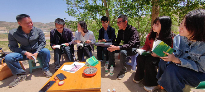 走進(jìn)大山深處與詩(shī)人曹兵交流。