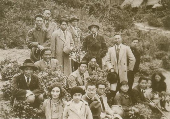 1936年林風(fēng)眠帶領(lǐng)杭州國立藝專教師們到超山郊游并憑吊吳昌碩墓（前排左起為林風(fēng)眠、妻子艾麗絲、女兒蒂娜）林風(fēng)眠（約1930年代）